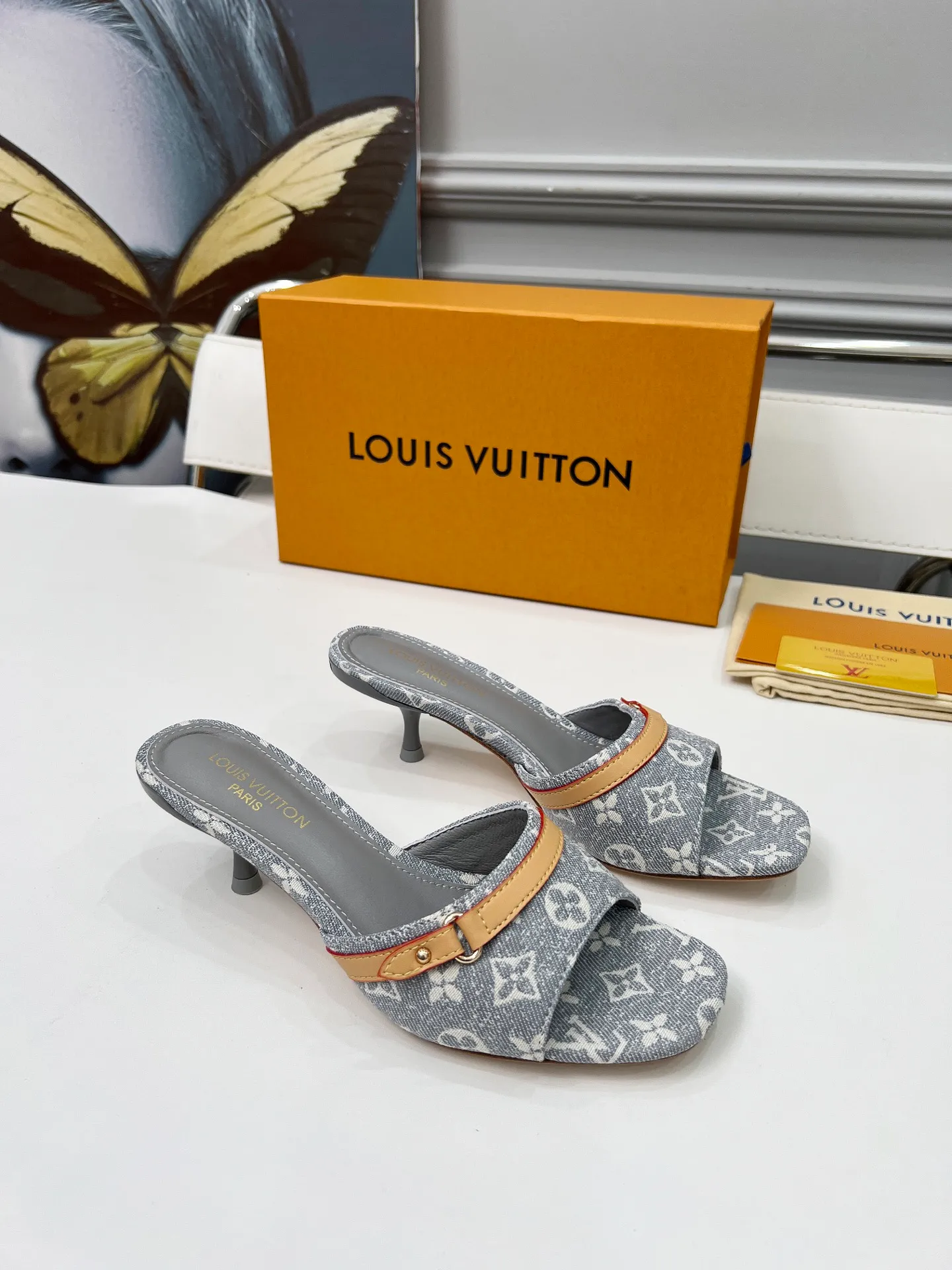 👟👟Ex-factory price 440👟👟 LV new denim kitten heel slippers 2025 summer must-have for goddesses, original replica, super comfortable on the feet. Show off the queen's temperament, the heel height is 9.5CM, which shows your temperament without being tiring. Leather outsole. Standard code: 35-42 (41 and 42 codes are customized, non-returnable and non-exchangeable)